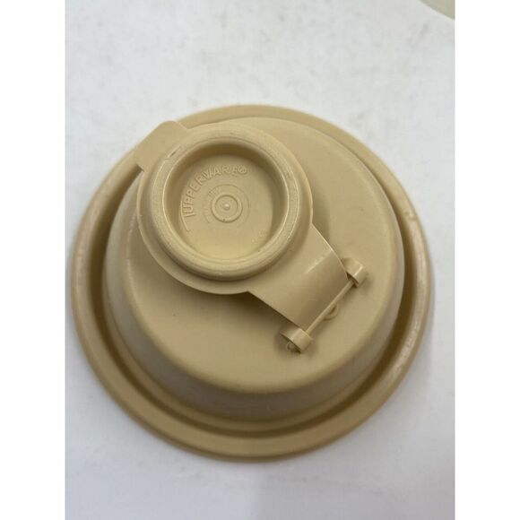 Tupperware 844-10 QUICK SHAKE 16 oz Tan Mixer w/ Blender and Lid 845-25 vintage - Picture 7 of 7